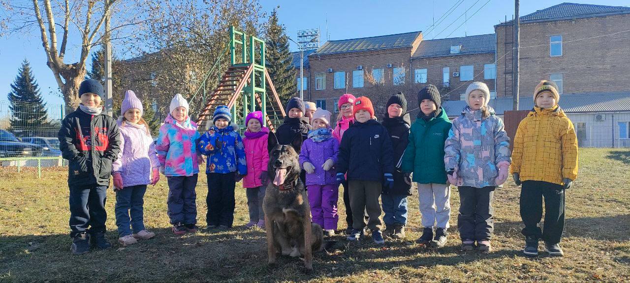 Полицейские заботятся о детях: от увлекательных экскурсий до важных правил безопасности