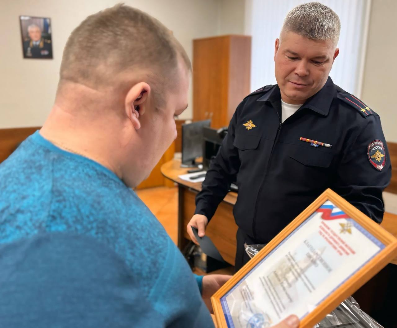 Командир полка ДПС Красноярска Андрей Исаенко поблагодарил гражданина, который помог задержать злоумышленников