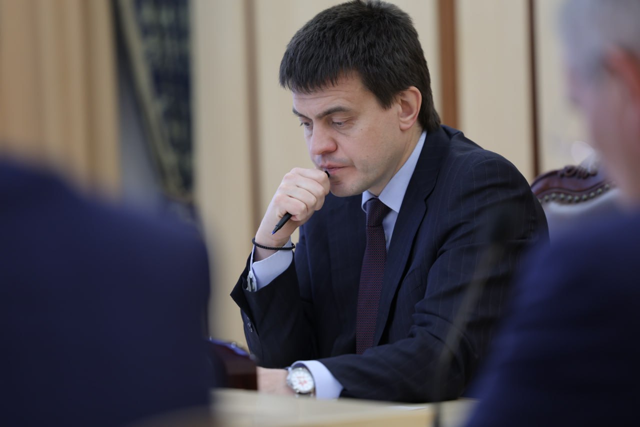 Краевые депутаты обсудили с главой края Михаилом Котюковым бюджетные расходы на агросектор, развитие спорта, общественной среды, северных территорий, улучшение экологии, строительство жилья, поддержку местных инициатив