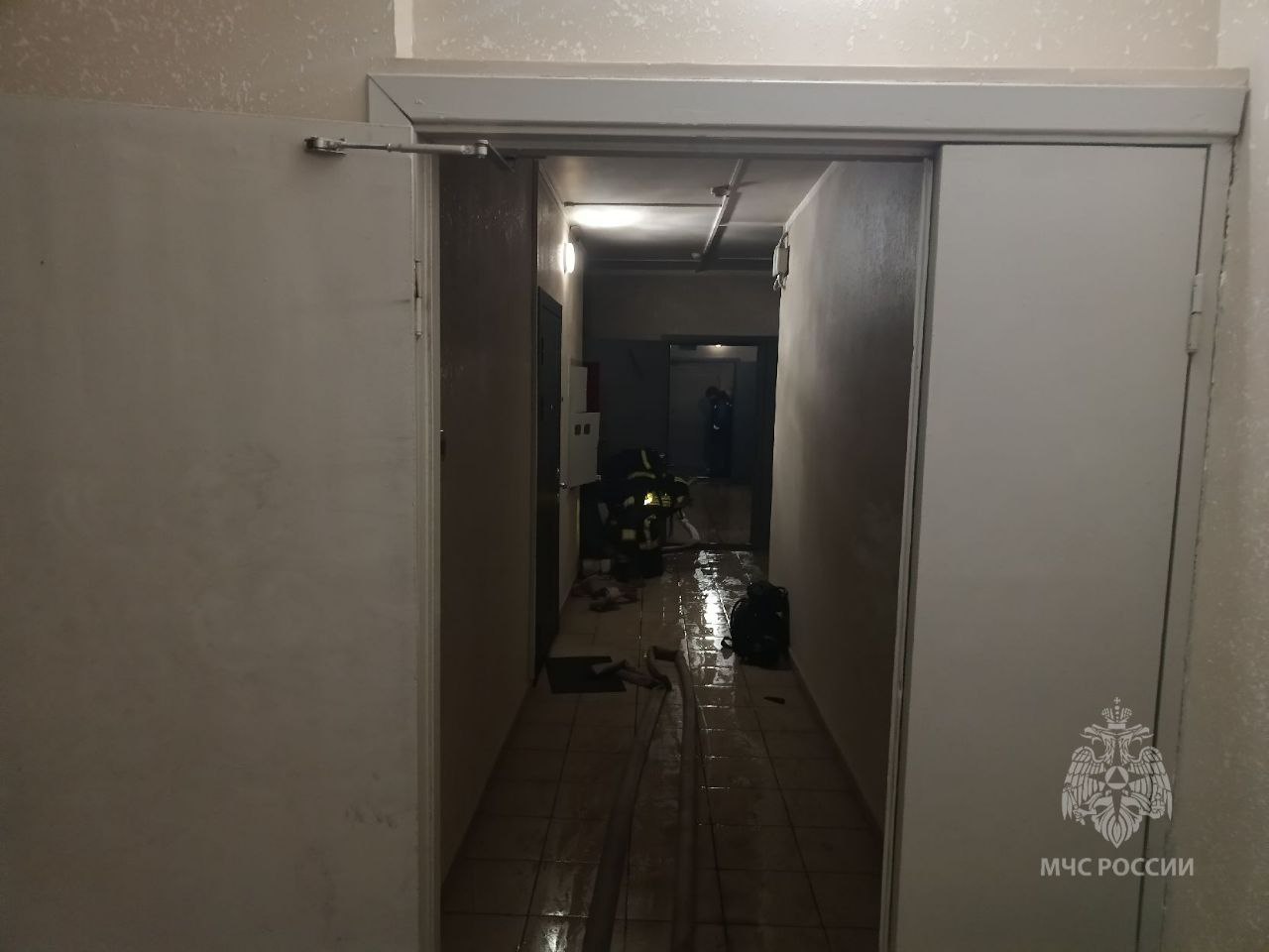 Пожарные спасли 12 человек из горящей многоэтажки на Ярыгинской набережной Пожарные спасли 12 человек из горящей многоэтажки на Ярыгинской набережной