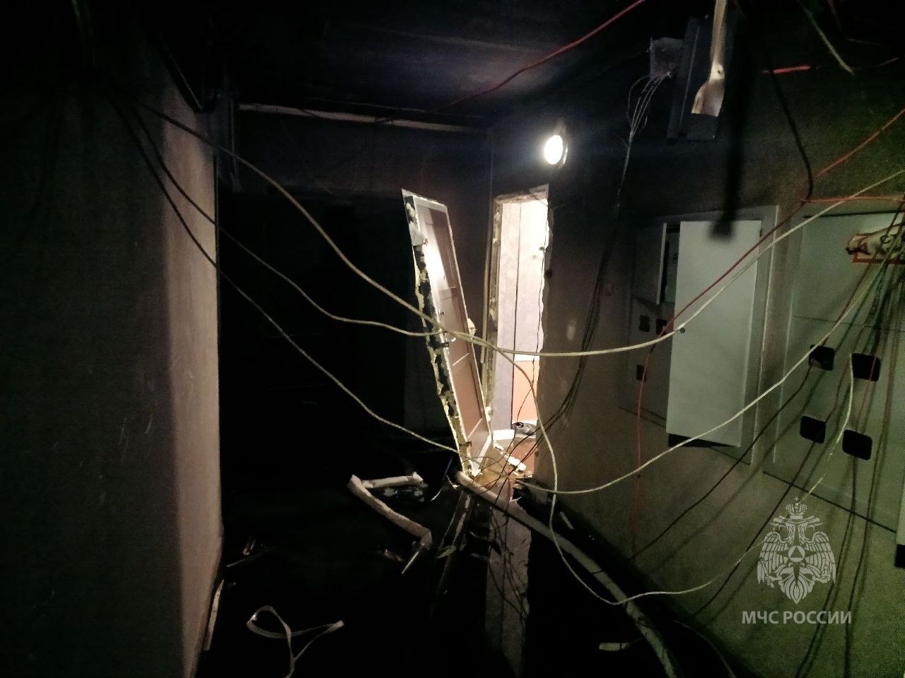 Пожарные спасли 12 человек из горящей многоэтажки на Ярыгинской набережной Пожарные спасли 12 человек из горящей многоэтажки на Ярыгинской набережной