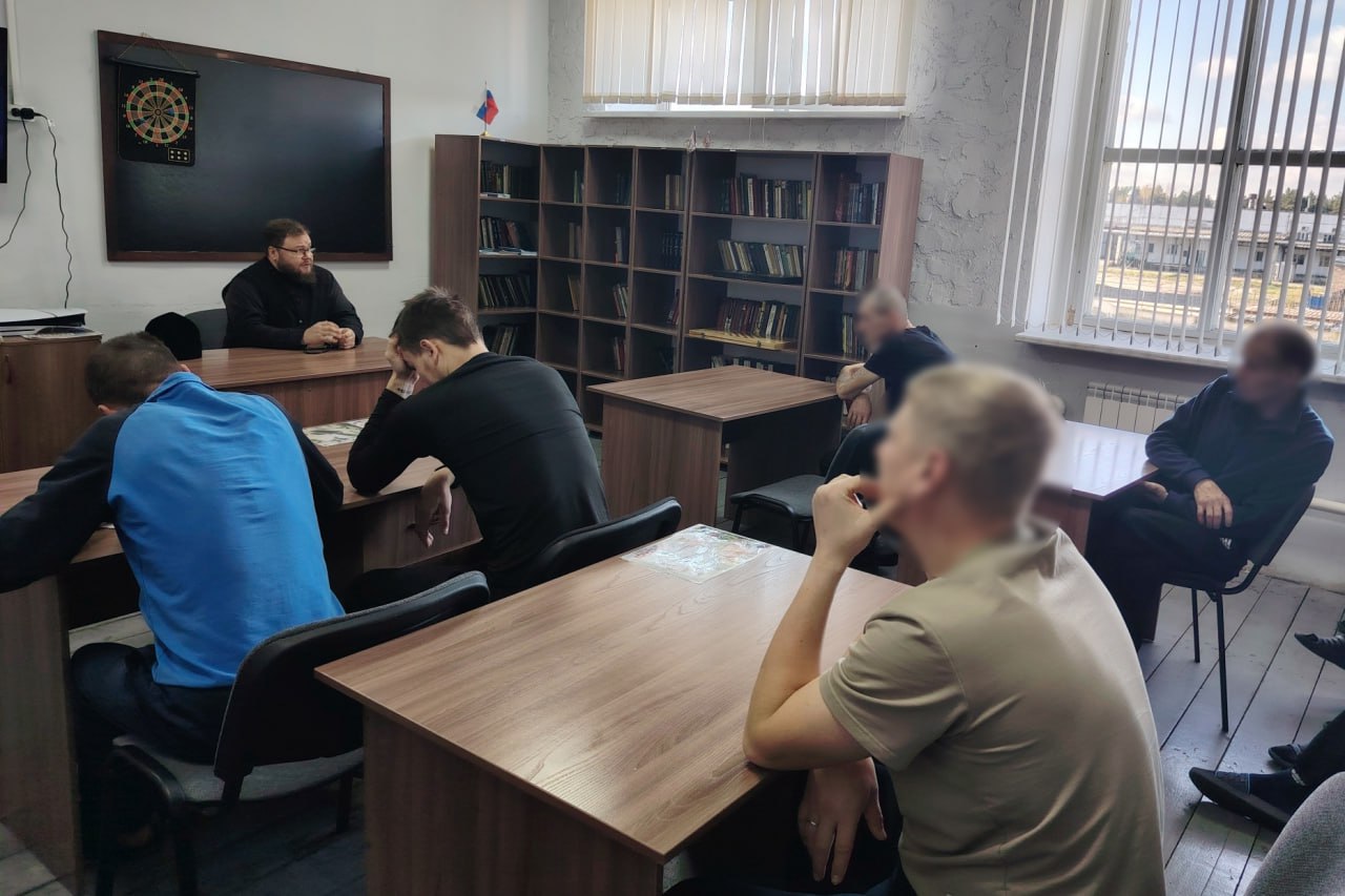 В УФИЦ Тюрьмы-2 осужденные к принудительным работам встретились со священником