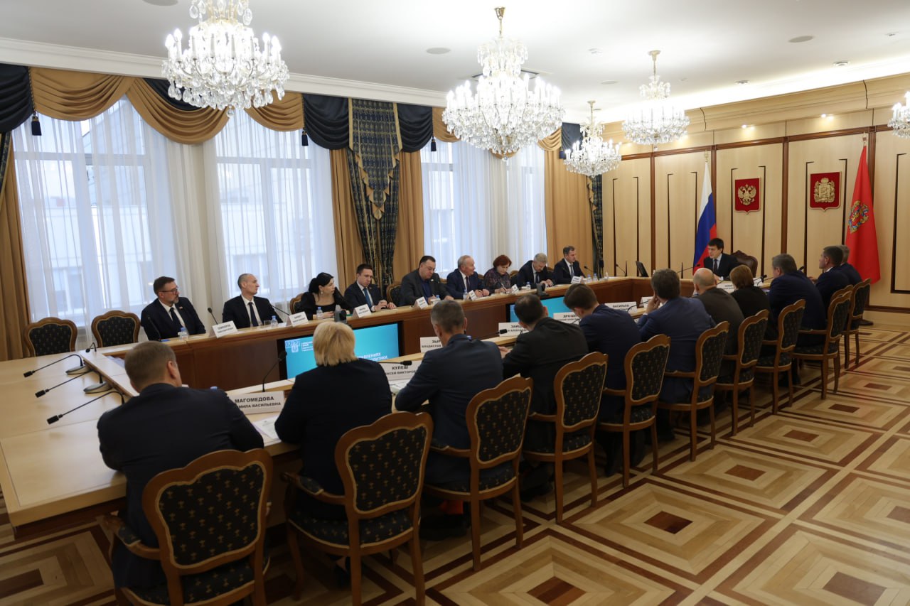 Краевые депутаты обсудили с главой края Михаилом Котюковым бюджетные расходы на агросектор, развитие спорта, общественной среды, северных территорий, улучшение экологии, строительство жилья, поддержку местных инициатив Краевые депутаты обсудили с главой края Михаилом Котюковым бюджетные расходы на агросектор, развитие спорта, общественной среды, северных территорий, улучшение экологии, строительство жилья, поддержку местных инициатив