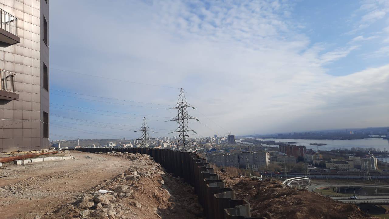 Подпорная стена для склона на ул. Дачной готова на 52 %