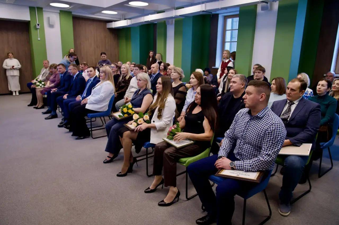 Дмитрий Карасёв: Сегодня, в День тренера, посетил управление по спорту и встретился с командой, которая занимается разработкой, планированием и организацией спортивной жизни Норильска, а также мотивирует норильчан на... Дмитрий Карасёв: Сегодня, в День тренера, посетил управление по спорту и встретился с командой, которая занимается разработкой, планированием и организацией спортивной жизни Норильска, а также мотивирует норильчан на...