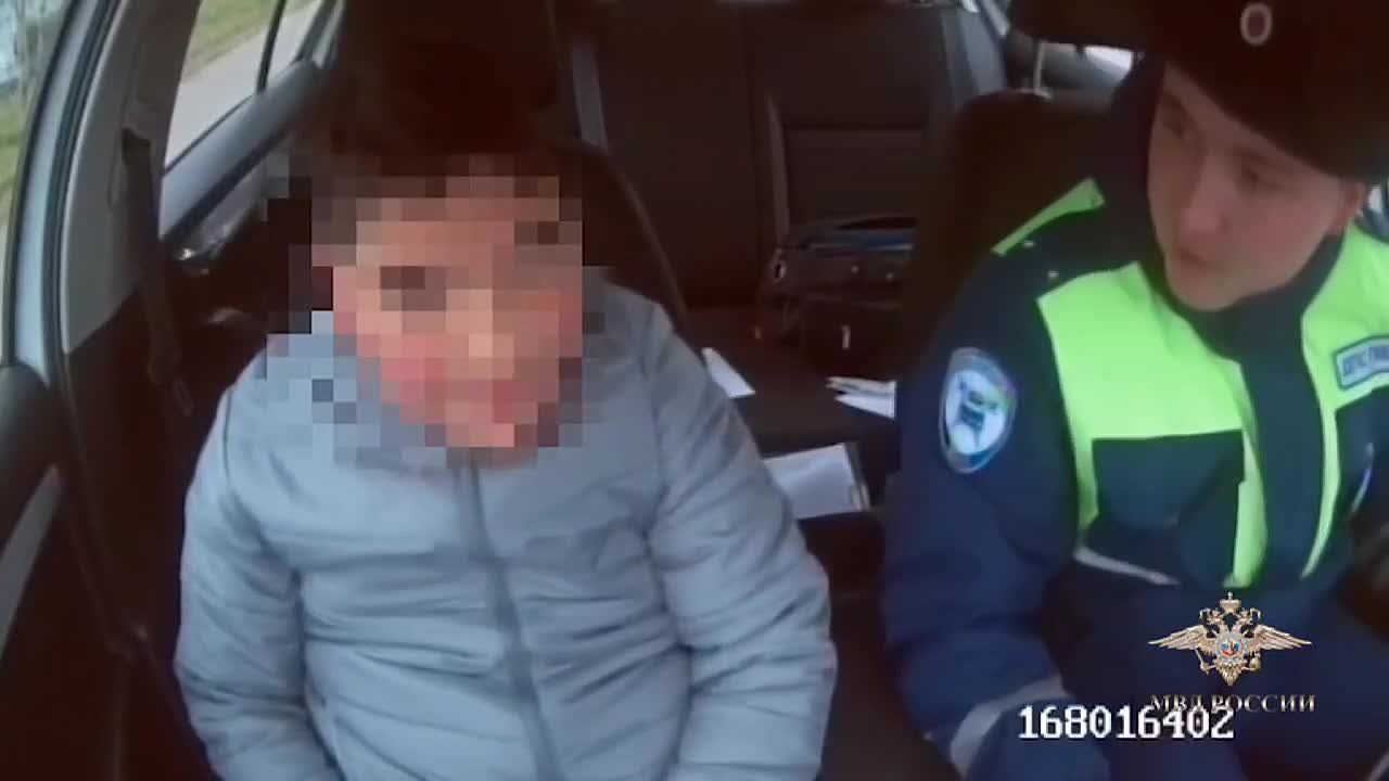 В Красноярске дорожные полицейские помогли потерявшемуся ребёнку вернуться домой