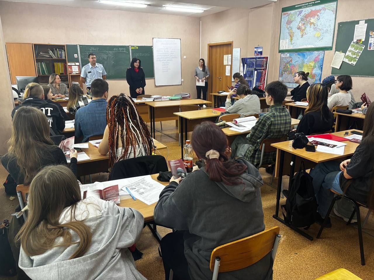 Полицейские учат и предупреждают: встречи со студентами и родителями