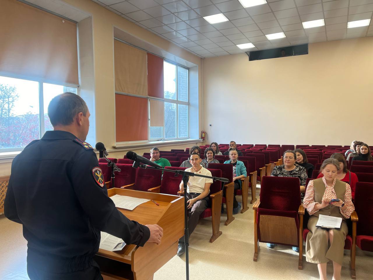 Полицейские учат и предупреждают: встречи со студентами и родителями Полицейские учат и предупреждают: встречи со студентами и родителями