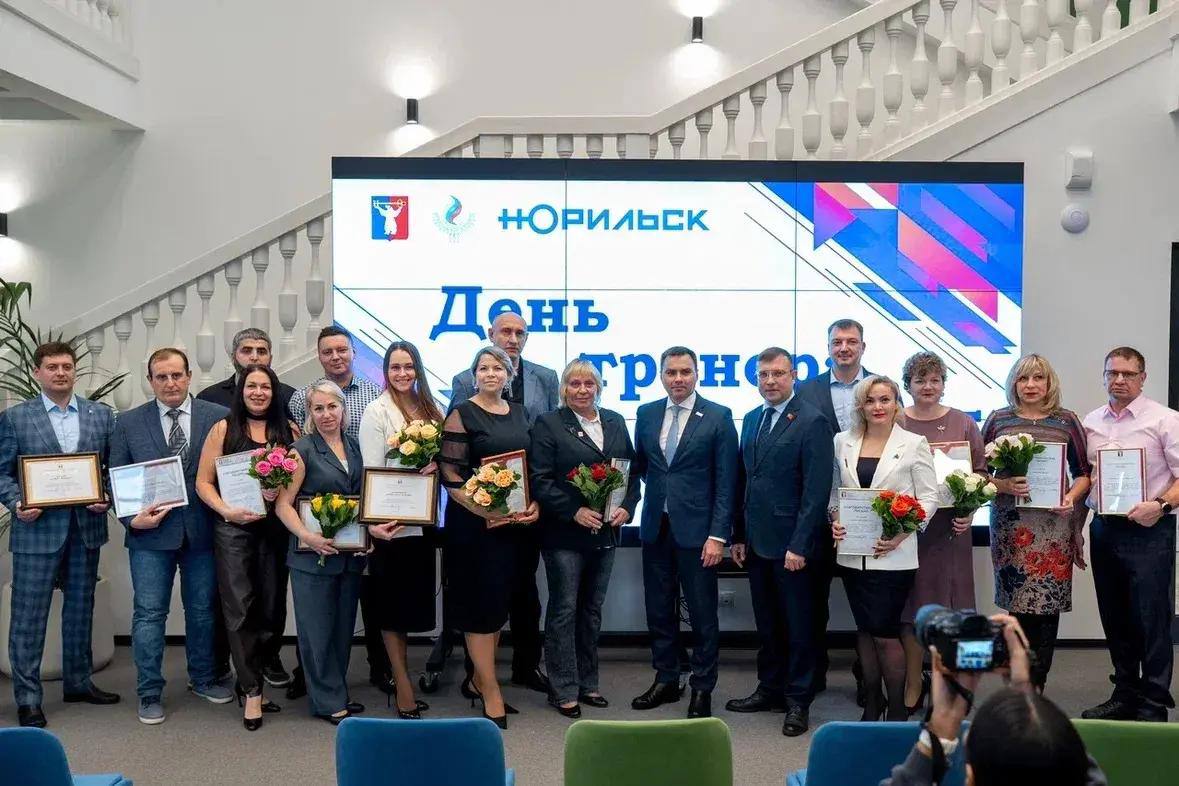 Дмитрий Карасёв: Сегодня, в День тренера, посетил управление по спорту и встретился с командой, которая занимается разработкой, планированием и организацией спортивной жизни Норильска, а также мотивирует норильчан на... Дмитрий Карасёв: Сегодня, в День тренера, посетил управление по спорту и встретился с командой, которая занимается разработкой, планированием и организацией спортивной жизни Норильска, а также мотивирует норильчан на...