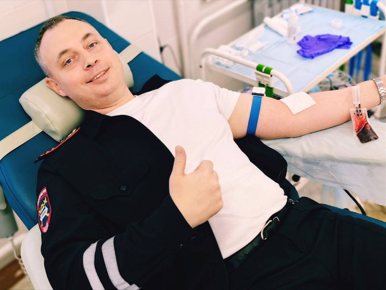 Не на словах, а на деле: ачинские полицейские — доноры крови Не на словах, а на деле: ачинские полицейские — доноры крови