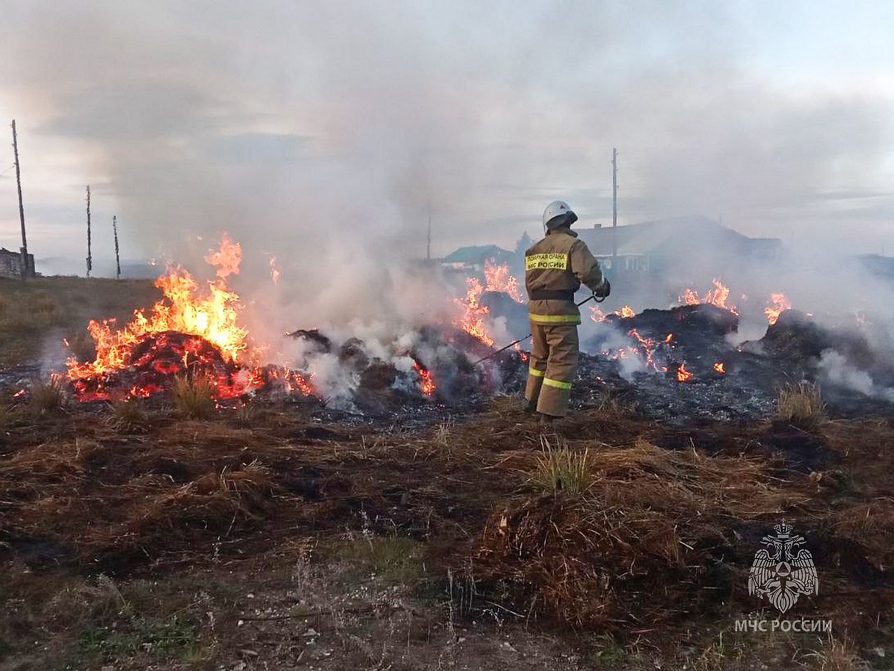 В Хакасии в результате детской шалости огонь уничтожил 24 тонны сена