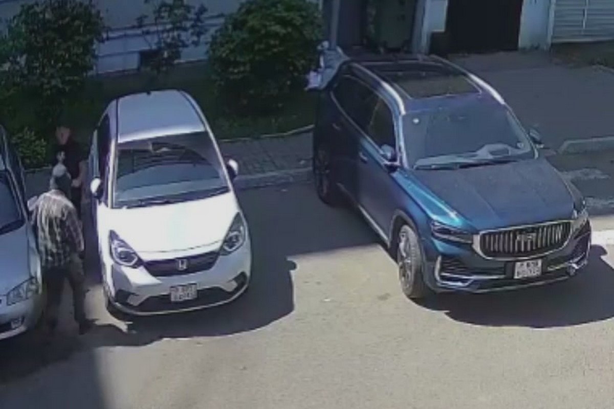 Красноярец находился дома, когда услышал с улицы сначала грохот, затем сработавшую сигнализацию соседской машины