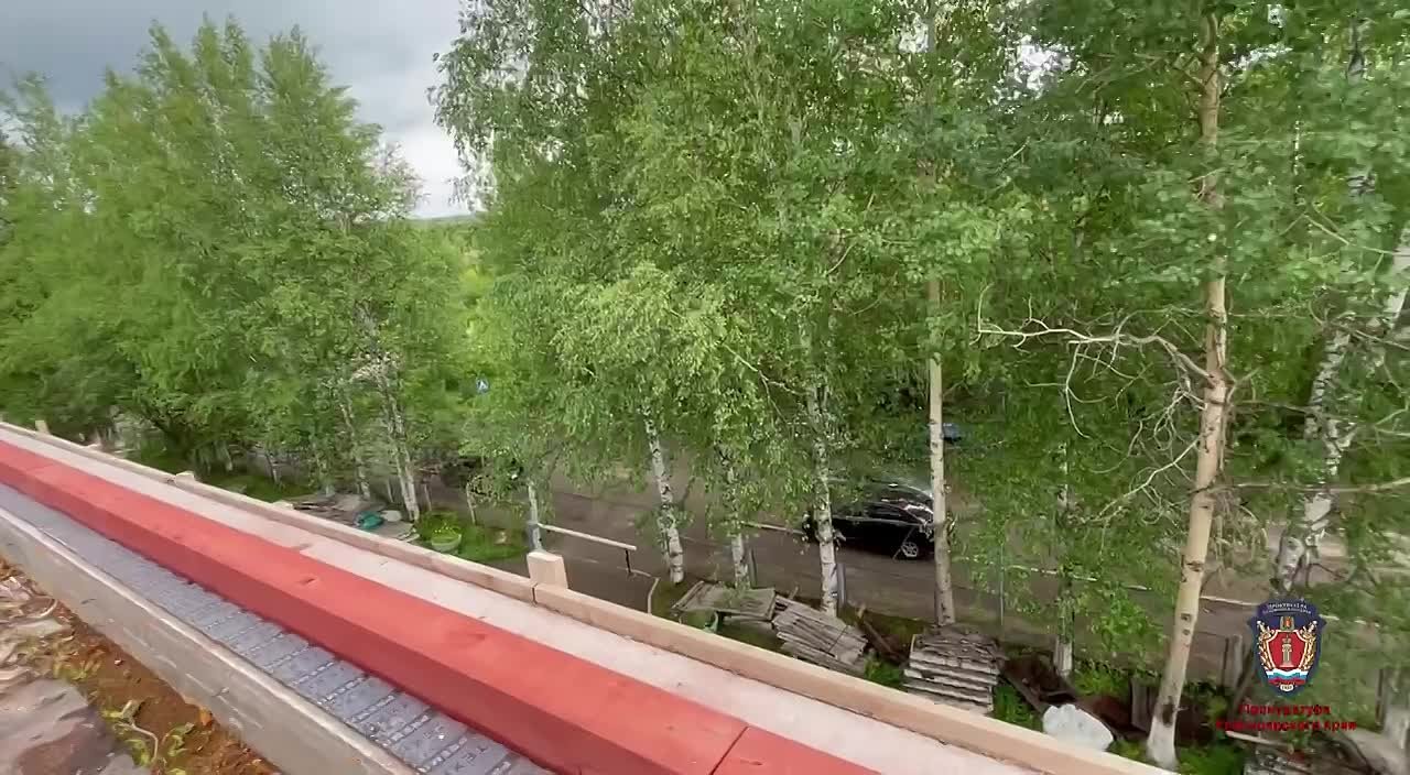 Без крыши под дождём: как халатность привела к затоплению больницы в Кедровом