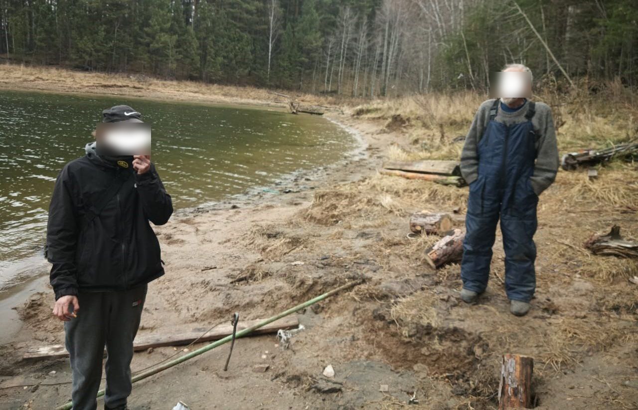 Рыбаки вышли в акваторию Красноярского водохранилища на лодке