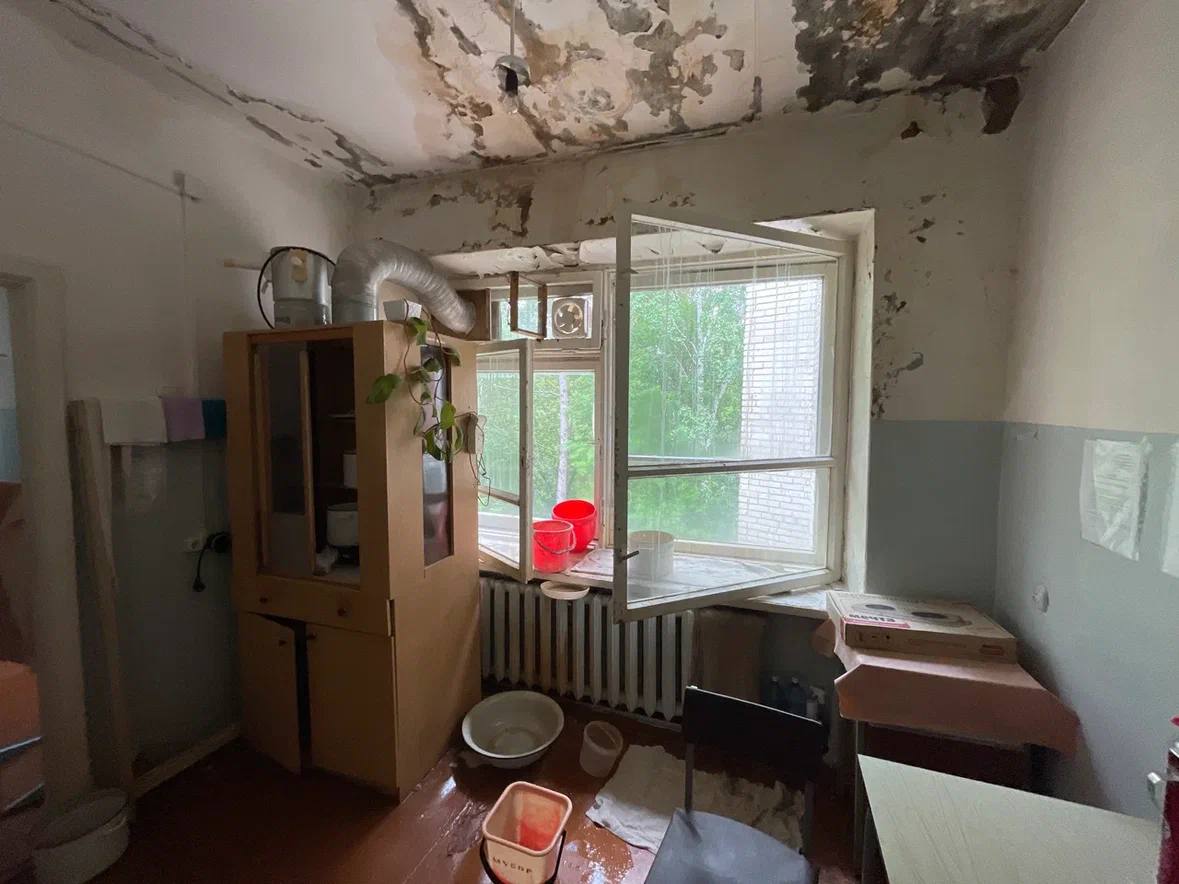 Без крыши под дождём: как халатность привела к затоплению больницы в Кедровом Без крыши под дождём: как халатность привела к затоплению больницы в Кедровом