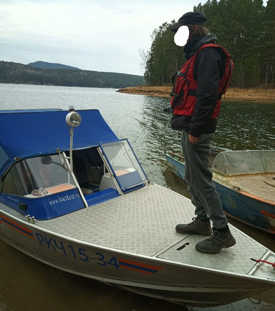 На Красноярском водохранилище спасли рыбаков на сломавшейся лодке