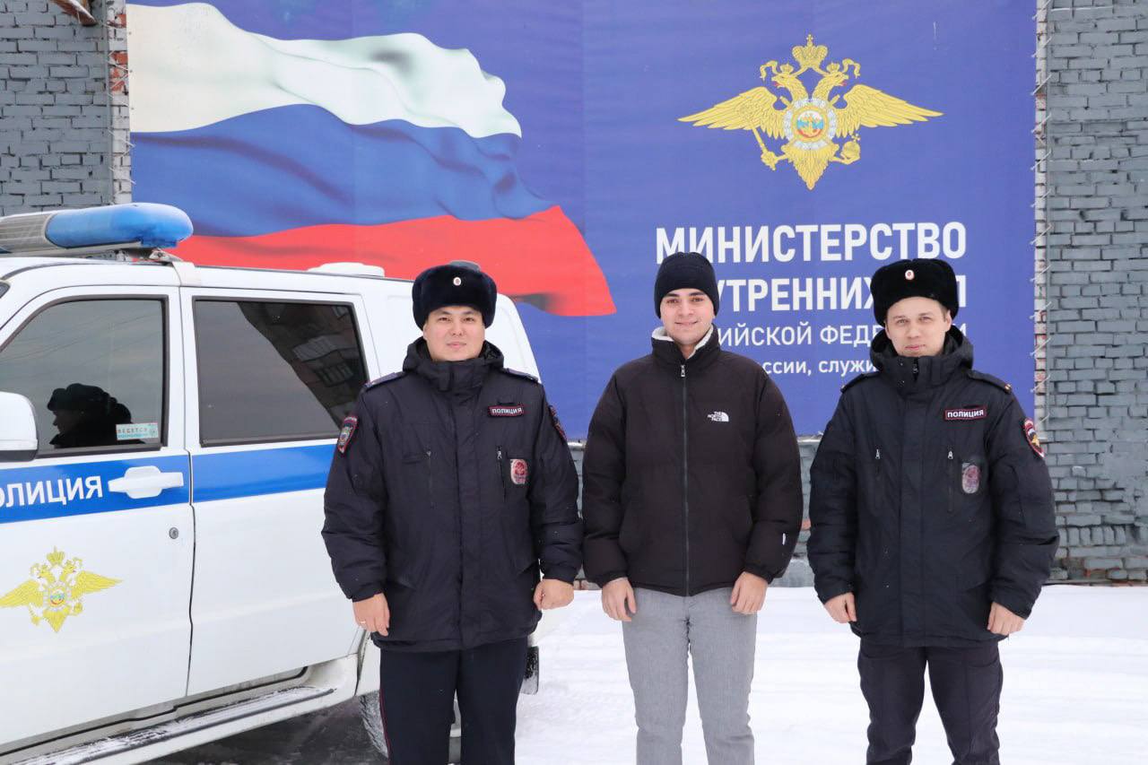 На севере Красноярского края полицейские и сотрудник МЧС вынесли из пожара мужчину