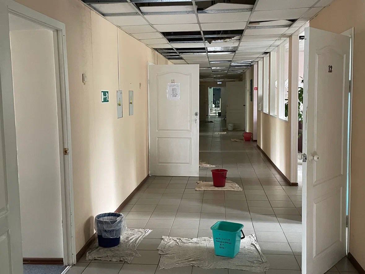 Без крыши под дождём: как халатность привела к затоплению больницы в Кедровом Без крыши под дождём: как халатность привела к затоплению больницы в Кедровом