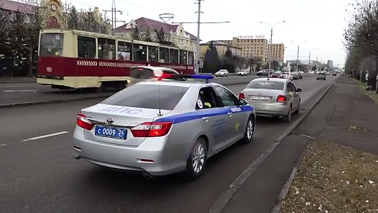 УКРАДЕННЫЕ СЕКУНДЫ: ПОЧЕМУ ВОДИТЕЛИ КРАСНОЯРСКА НЕ ПРОПУСКАЮТ СКОРУЮ ПОМОЩЬ?