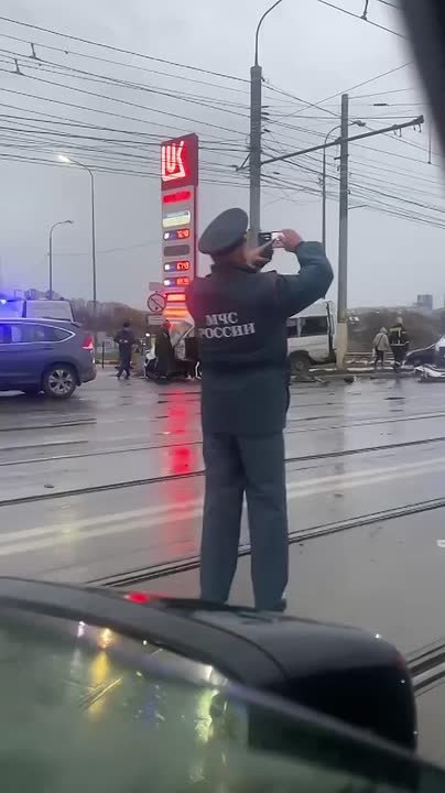 Сегодня в Туле в результате массовой аварии с участием двух маршруток, двух легковых авто, а также трамвая четыре человека погибло