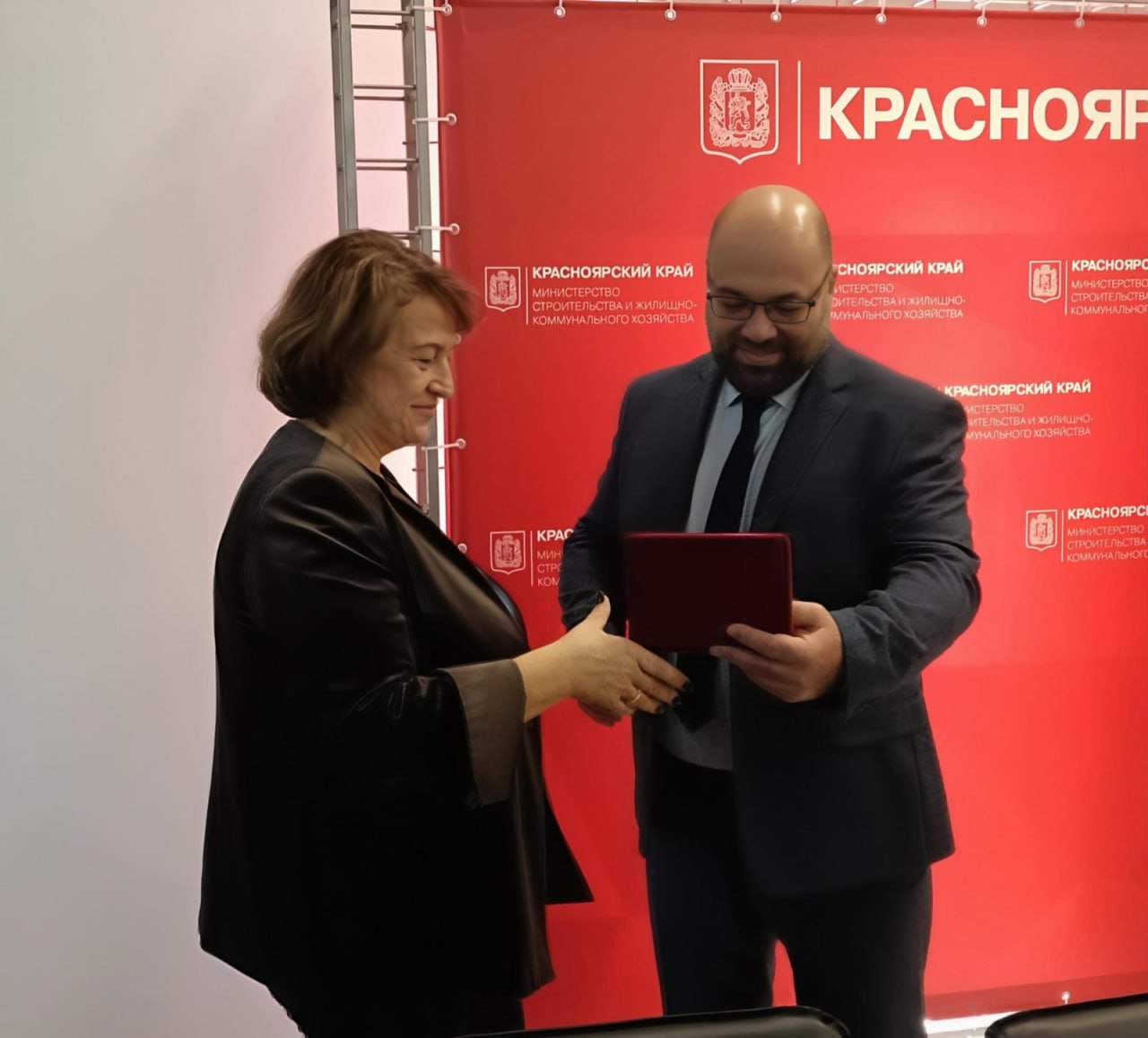 #награда. Министр строительства и ЖКХ Михаил Заскалько вручил почётный знак Заслуженного работника жилищно-коммунального хозяйства Красноярского края сотрудникам управляющих компаний из Красноярска, Ачинска, Назарово, а... #награда. Министр строительства и ЖКХ Михаил Заскалько вручил почётный знак Заслуженного работника жилищно-коммунального хозяйства Красноярского края сотрудникам управляющих компаний из Красноярска, Ачинска, Назарово, а...