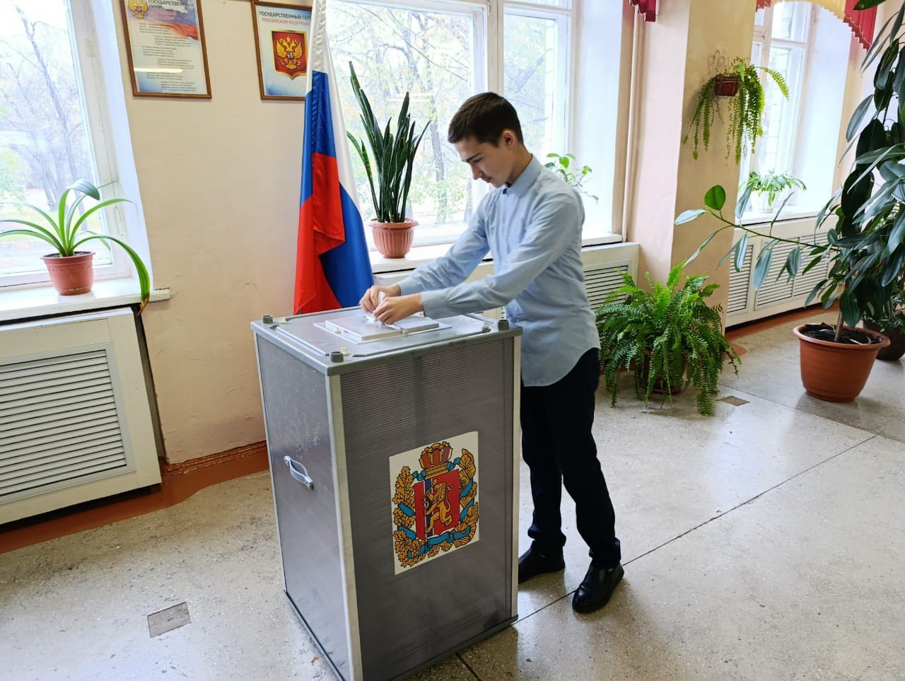 В Минусинском муниципальном округе территориальная избирательная комиссия на практике показала будущим избирателям важность участия молодёжи в общественной жизни и осознанного принятия решений, которые могут повлиять на их... В Минусинском муниципальном округе территориальная избирательная комиссия на практике показала будущим избирателям важность участия молодёжи в общественной жизни и осознанного принятия решений, которые могут повлиять на их...