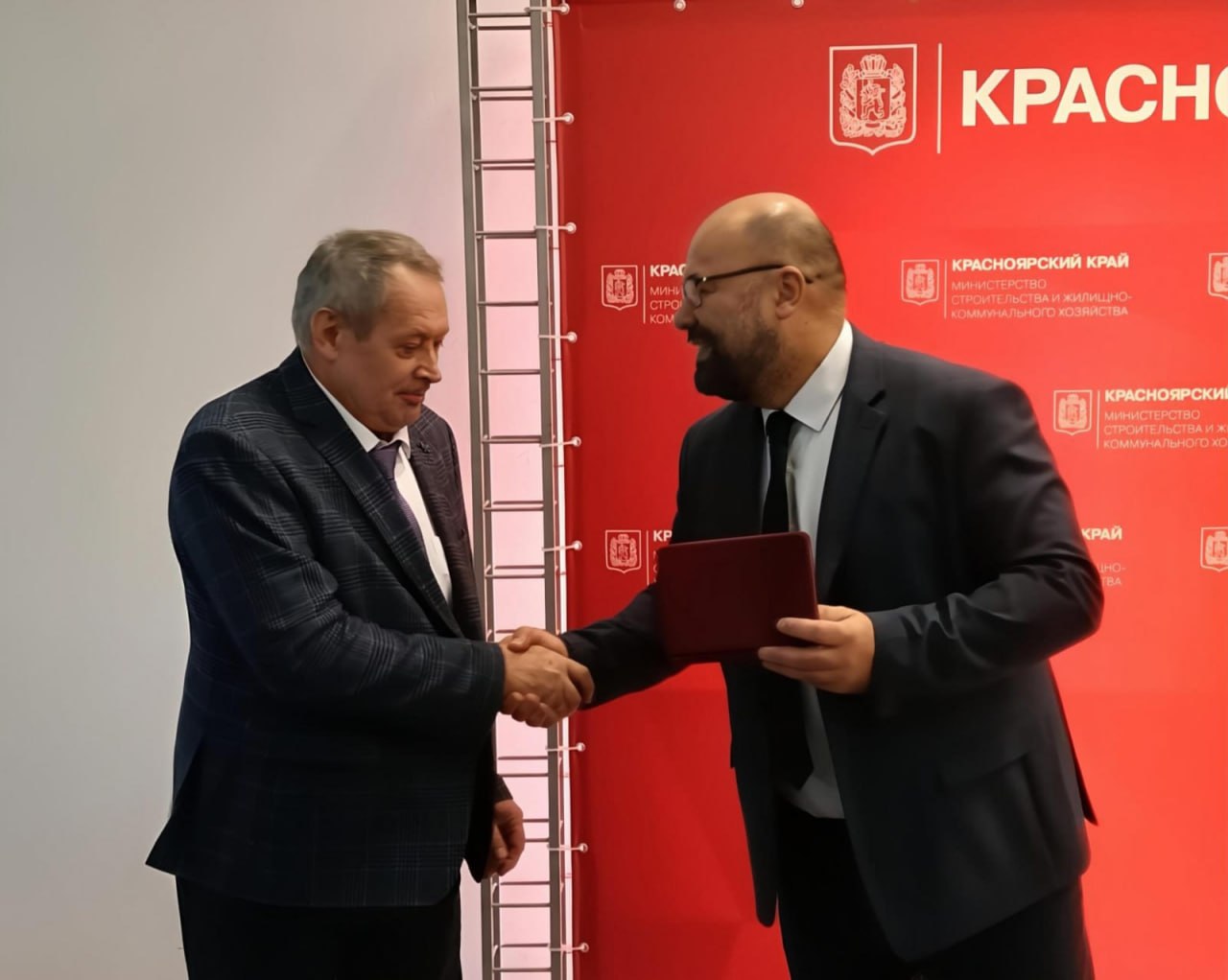 #награда. Министр строительства и ЖКХ Михаил Заскалько вручил почётный знак Заслуженного работника жилищно-коммунального хозяйства Красноярского края сотрудникам управляющих компаний из Красноярска, Ачинска, Назарово, а... #награда. Министр строительства и ЖКХ Михаил Заскалько вручил почётный знак Заслуженного работника жилищно-коммунального хозяйства Красноярского края сотрудникам управляющих компаний из Красноярска, Ачинска, Назарово, а...