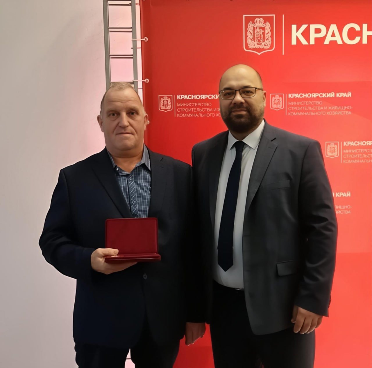 #награда. Министр строительства и ЖКХ Михаил Заскалько вручил почётный знак Заслуженного работника жилищно-коммунального хозяйства Красноярского края сотрудникам управляющих компаний из Красноярска, Ачинска, Назарово, а... #награда. Министр строительства и ЖКХ Михаил Заскалько вручил почётный знак Заслуженного работника жилищно-коммунального хозяйства Красноярского края сотрудникам управляющих компаний из Красноярска, Ачинска, Назарово, а...