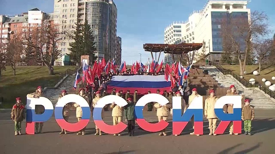 В Красноярске прошел флешмоб ко Дню народного единства