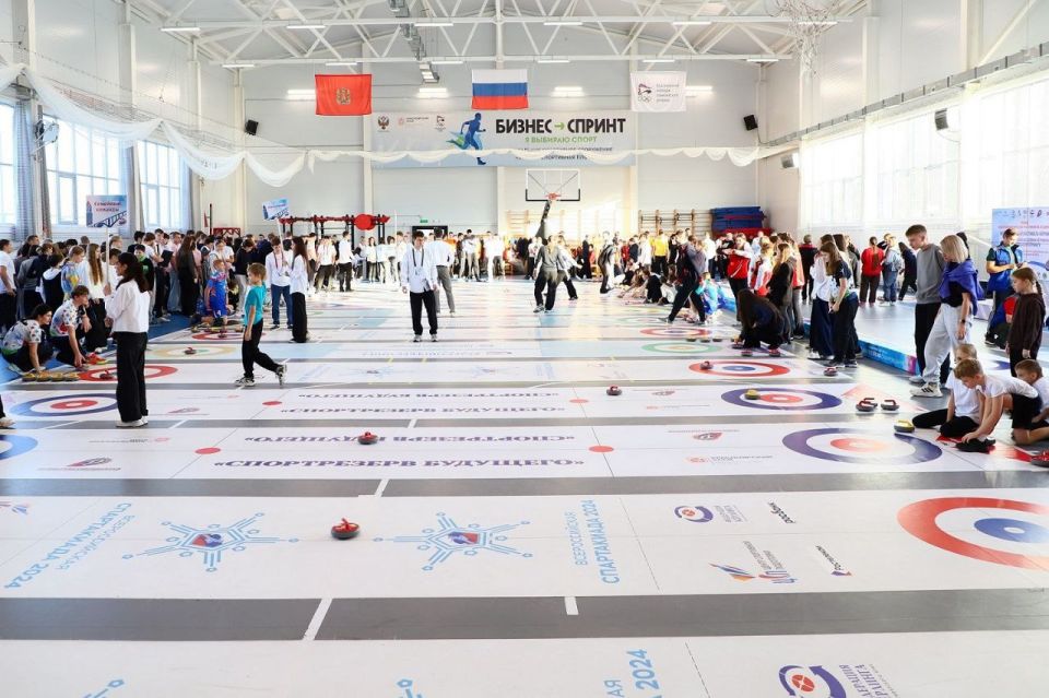 1 ноября в Красноярске был установлен рекорд России по одновременной игре в напольный кёрлинг – 565 участников играли на 20 дорожках