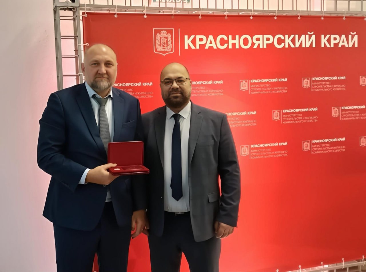 #награда. Министр строительства и ЖКХ Михаил Заскалько вручил почётный знак Заслуженного работника жилищно-коммунального хозяйства Красноярского края сотрудникам управляющих компаний из Красноярска, Ачинска, Назарово, а... #награда. Министр строительства и ЖКХ Михаил Заскалько вручил почётный знак Заслуженного работника жилищно-коммунального хозяйства Красноярского края сотрудникам управляющих компаний из Красноярска, Ачинска, Назарово, а...