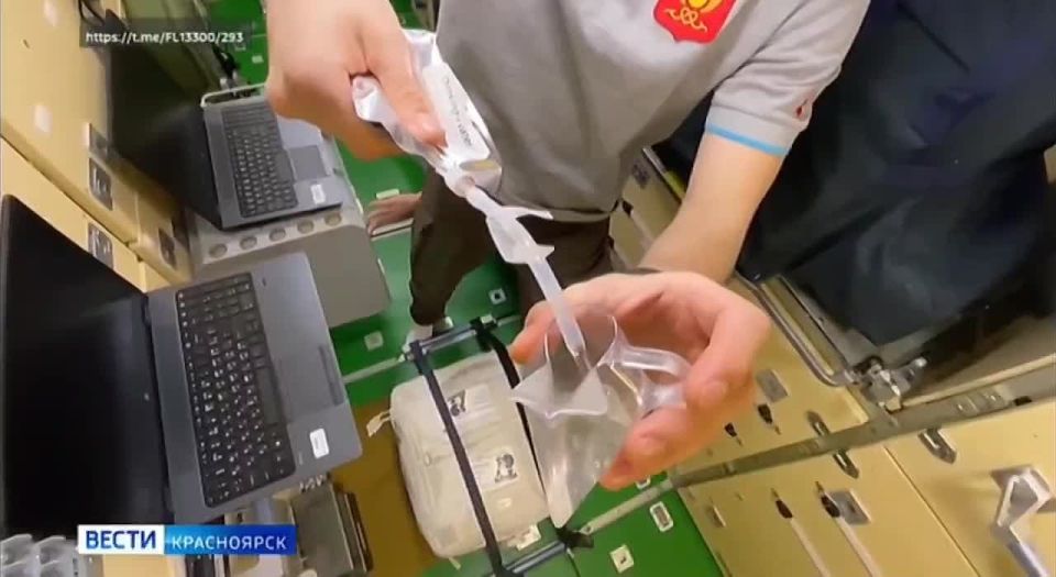 Космонавт Кирилл Песков продолжает публиковать занимательные видео с орбиты