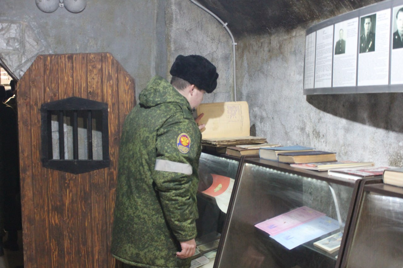 Сотрудников СИЗО-3 с Днем работников следственных изоляторов и тюрем поздравили кадеты и преподаватели Ачинского кадетского корпуса имени Г.Г. Голубева