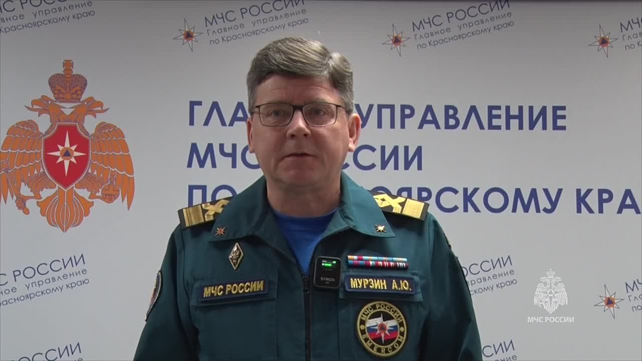 Лед уже не выдерживает!. На улице потеплело, а значит и без того тонкий осенний лед стал еще более хрупким