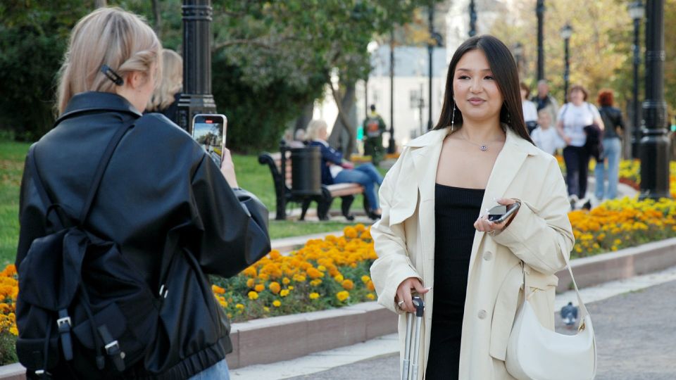 Будете выглядеть на фото стройнее: визуально избавиться от 10 килограммов поможет эта поза