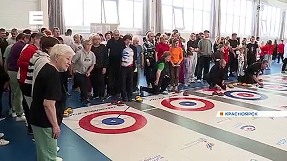 В Красноярске 565 человек одновременно сыграли в напольный керлинг