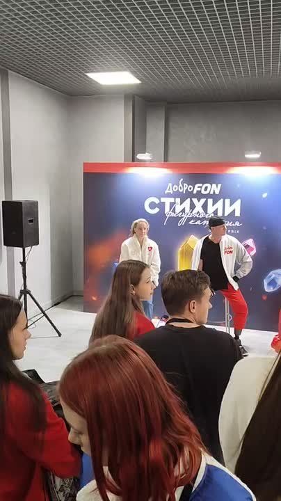 Показываем, как проходит автограф-сессия легенды фигурного катания Романа Костомарова в Красноярске