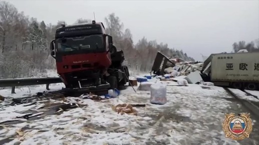 Четыре фуры столкнулись на трассе в Иркутской области