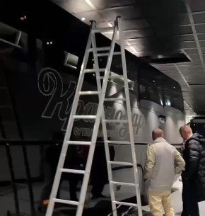 Перед матчем между футбольными клубами «Краснодар» и «Спартак» произошел инцидент: неизвестные повредили стекло автобуса, перевозившего игроков «Спартака»