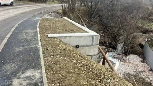 В красноярском Удачном полностью восстановили размытый участок дороги