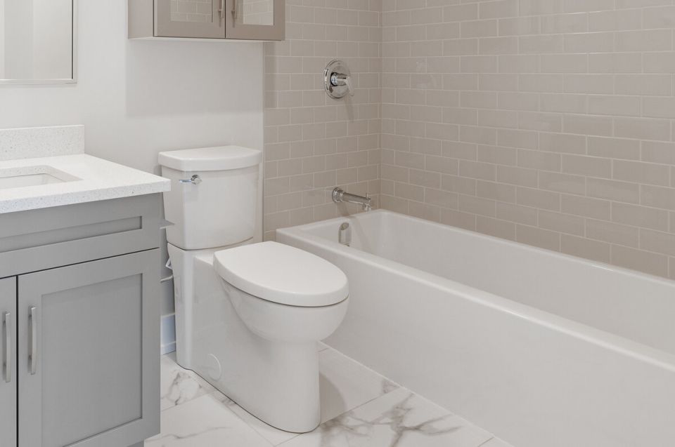 Как унитазы-компакт делают жизнь в малых ванных комнатах более удобной