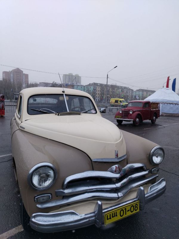 На площади перед ТЦ «Красноярье» в Красноярске идет празднование Дня народного единства На площади перед ТЦ «Красноярье» в Красноярске идет празднование Дня народного единства