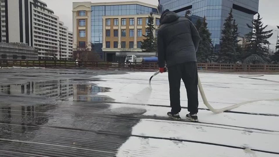 В Красноярске начали заливать каток на Стрелке