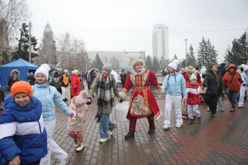 Красноярцы встали в хоровод на Театральной площади