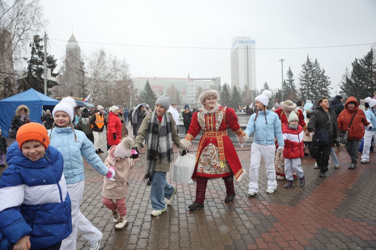 Красноярцы встали в хоровод на Театральной площади