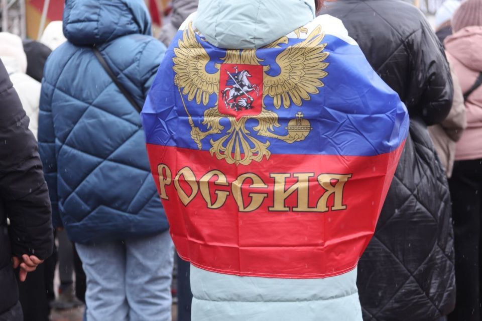 Красноярцы встали в хоровод на Театральной площади Красноярцы встали в хоровод на Театральной площади