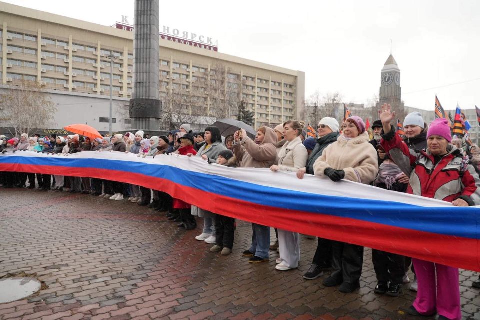 Сегодня красноярцы вместе со всей страной отмечают День народного единства Сегодня красноярцы вместе со всей страной отмечают День народного единства