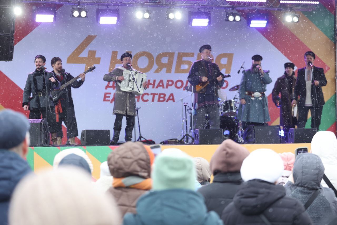 Красноярцы встали в хоровод на Театральной площади Красноярцы встали в хоровод на Театральной площади