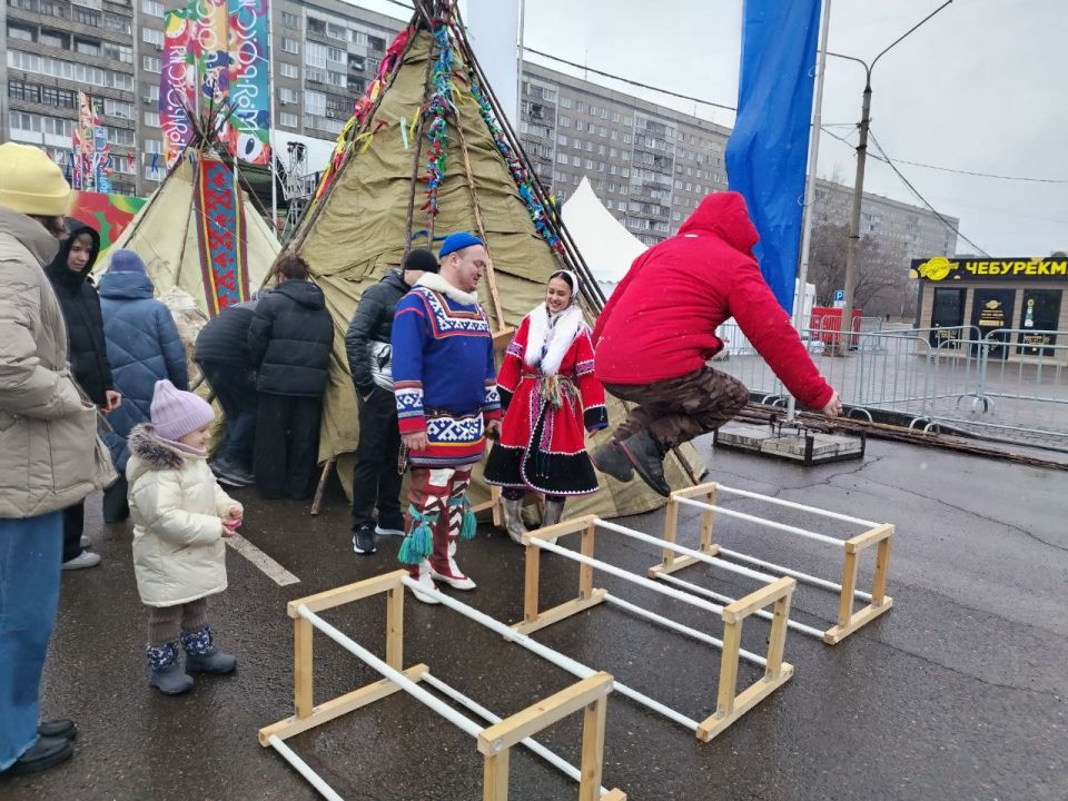 На площади перед ТЦ «Красноярье» в Красноярске идет празднование Дня народного единства На площади перед ТЦ «Красноярье» в Красноярске идет празднование Дня народного единства