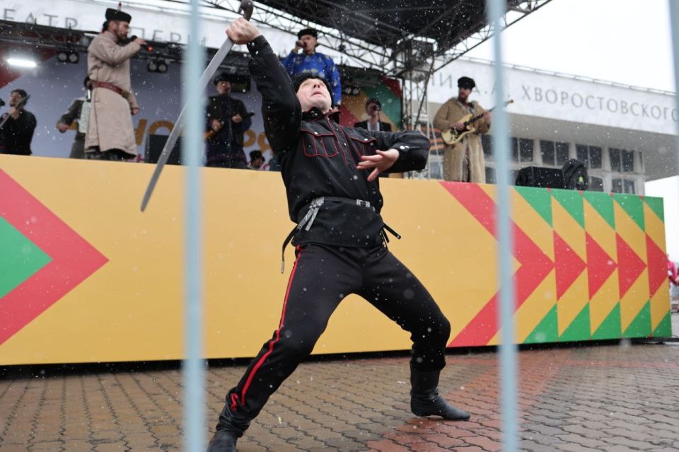 Красноярцы встали в хоровод на Театральной площади Красноярцы встали в хоровод на Театральной площади